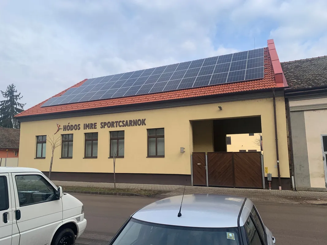 50 kWp napelemes rendszer a hajdúnánási sportcsarnokon